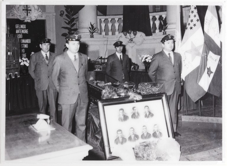 Gattatico-Reggio Emilia, 27-30 marzo 1970, Funerali di Alcide Cervi, camera ardente di Alcide nella Sala del Tricolore di Reggio Emilia, picchetto d'onore